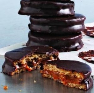 Μπισκότα γεμιστά με Dulce de Leche και επικάλυψη σοκολάτας από τον Παναγιώτη Θεοδωρίτση και την Ζαχ...
