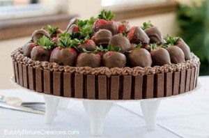 Σοκολατένια τούρτα με KIT-KAT , Φράουλες και Βουτυρόκρεμα σοκολάτας από τις Γλυκές Τρέλες !