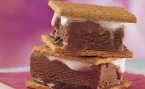 Παγωτό σάντουιτς με σοκολάτα και κρέμα marshmallows από το Sidagi.gr !