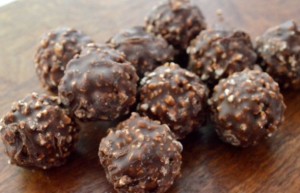 Σοκολατάκια Ferrero Rocher με 4 μόνο υλικά από το Sintayes.gr !