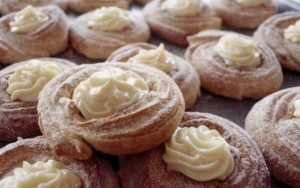 Λουκουμάδες στο φούρνο με κρέμα από το Icookgreek.com!