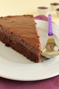 Τούρτα brownie με επικάλυψη fudge πραλίνας φουντουκιού από την Ερμιόνη Τυλιπάκη και το The one with...