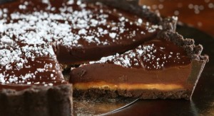 Τάρτα καραμέλας, σοκολάτας με βάση oreo με 5 υλικά χωρίς ψήσιμο, από το sintayes.gr!