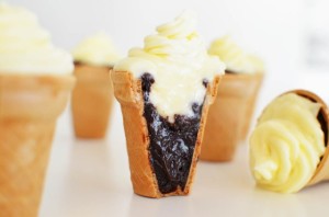 Cupcakes από ζύμη brownies που ψήνεται μέσα σε χωνάκι παγωτού - Brownies Cupcakes (looking like ice ...