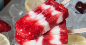 Popsicles με γιαούρτι και φράουλες- Yogurt and Strawberry Popsicles, by Akis and akispetretzikis.com...
