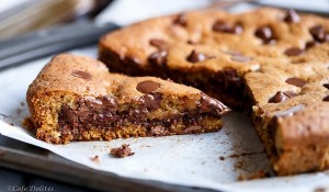 Μπισκοτένια “πίτσα” με Nutella & σταγόνες σοκολάτας, από το sintayes.gr!