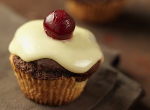 Σοκολατένια cupcakes με κεράσι, από την Nestle και το glikessintages.gr!