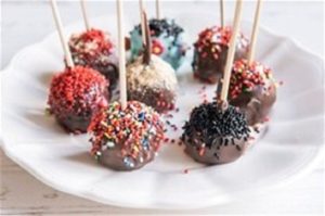 Cake pops σοκολάτας με βουτυρόκρεμα, από τον Δημήτρη Σκαρμούτσο!