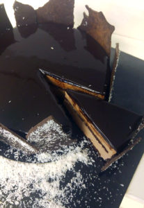 Νηστίσιμη τούρτα με μαύρη σοκολάτα, από το ionsweets.gr!