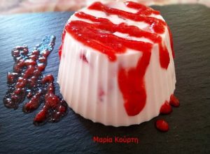 Πανακότα με γιαούρτι και σος φράουλα, από την καταπληκτική Μαρία Κούρτη και το syntagesgiadiabitiko...