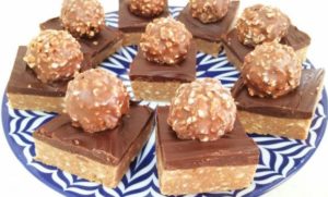 Σοκολατένιο γλυκό ψυγείου με σοκολάτα Cadbury και Ferrero Rocher, από το sintayes.gr!