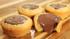 Υπέροχα Cupcakes με μπισκοτένια ζύμη και γέμιση Νουτέλα (Video), από το sintayes.gr!
