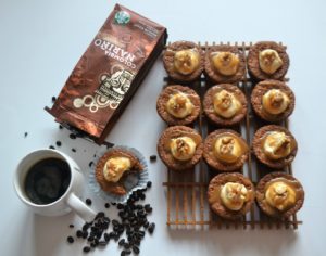 Muffins καρότου με καρύδια και σάλτσα καραμέλας, από την Ιωάννα Σταμούλου και το sweetly!
