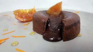 Σουφλέ με μαύρη σοκολάτα, Grand Marnier και σταγόνες μαύρης σοκολάτας ΙΟΝ, από τον Μιχάλη Σαράβα και...