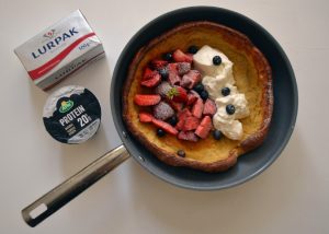 Dutch baby με γάλα καρύδας και φράουλες, από την Ιωάννα Σταμούλου και το sweetly!