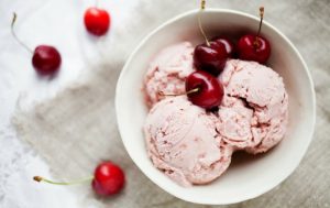 Παγωτό κεράσι, από το icookgreek.com!