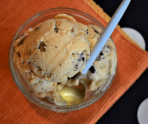 Παγωτό γιαούρτι καραμέλα με cookies σοκολάτας, από την Ιωάννα Σταμούλου και το sweetly!