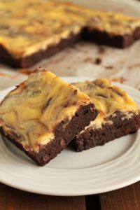 Υπερ-σοκολατένιο brownie με επικάλυψη cheesecake, από την Ερμιόνη Τυλιπάκη και το The one with all...