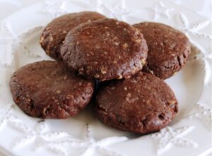 Υγιεινά μπισκότα με φυστικοβούτυρο στην κατσαρόλα, χωρίς ψήσιμο, από την Ερμιόνη Τυλιπάκη και το Th...