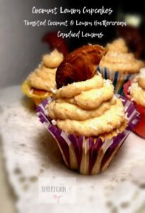Keto Cupcakes καρύδας/λεμονιού με βουτυρόκρεμα ψημένης καρύδας/λεμονιού, από την αγαπημένη Mika Kitr...