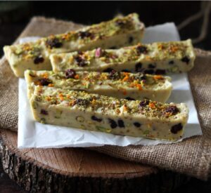 Fudge με cranberries, φιστίκια Αιγίνης και πορτοκάλι, από την Ερμιόνη Τυλιπάκη και το The one with ...