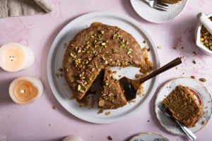 Η τέλεια vegan βασιλόπιτα με μπαχαρικά & φιστίκι Αιγίνης, χωρίς μίξερ, από την Άννα Χαλικιά και το...