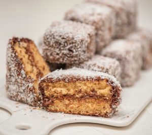 Γεμιστά κεκάκια (lamingtons), από τον Δημήτρη Μακρυνιώτη!