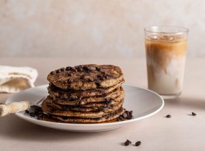 Πανεύκολα pancakes βρώμης με ρόφημα αμυγδάλου & κομματάκια σοκολάτας (στο blender!), από την Madame ...