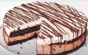 Σοκολατένιο κέικ με πλούσιες στρώσεις μους cheesecake (Video), από το sintayes.gr!