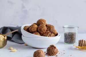 Μπισκοτένια energy balls με ταχίνι, δημητριακά & σοκολάτα, από την Madame Ginger!