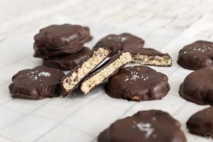 Chocolate chip cookies χωρίς ψήσιμο με επικάλυψη σοκολάτας, από την Άννα Χαλικιά και το madameginger...
