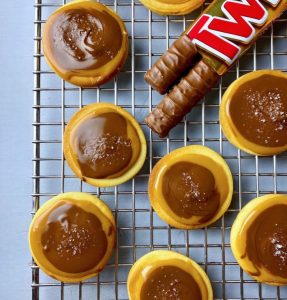 Φανταστικά μπισκότα TWIX με 5 μόνο υλικά, από την καταπληκτική ‘Ελενα Χονδρογιάννη και το elenacooks...
