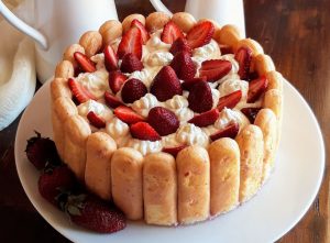 Charlotte cheesecake φράουλας, από την αγαπημένη Νικόλ Μαρίνου και το nicolscooking.gr!